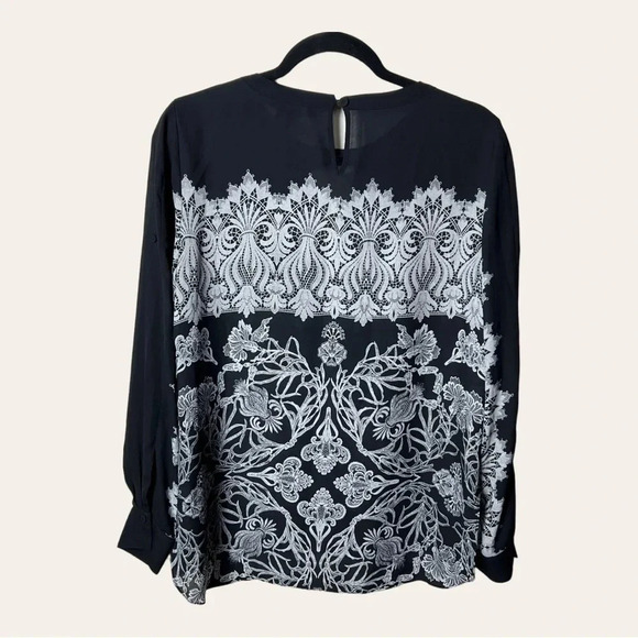 0755. BCBGMAXAZRIA LONG SLEEVE BLOUSE SIZE SMALL BLACK AND WHITE IN COLOR FLORAL - Picture 6 of 9